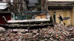 Bangunan Tua Roboh Timpa Kios di Makassar