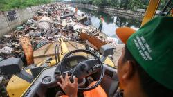 Sampah Sisa Banjir Menumpuk di Sepanjang Jalan Inspeksi Cengkareng