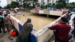 Banjir Underpass Kemayoran Jadi Tontonan Warga