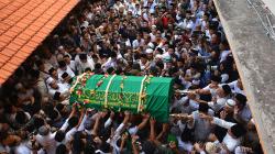 Ribuan Santri Hadiri Pemakaman Gus Sholah di Tebuireng