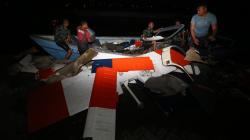 TNI AL Evakuasi Pesawat Latih yang Mendarat Darurat di Tambak