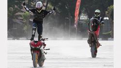 Aksi Polantas Berdiri di Atas Moge Sambil Berjalan