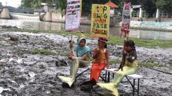 Aksi Tiga Putri Duyung Tolak Sampah Plastik di Sungai Kalimas Surabaya