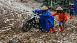 Potret Warga Lebak Sulit Beraktivitas karena Jalan Berlumpur di Kampung Cigobang