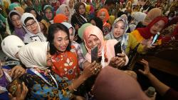 Hadiri Kongres KPI, Menteri PPPA Jadi Rebutan Swafoto