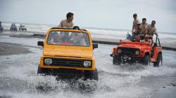 Wisata Jelajah Pantai Parangtritis dengan Mobil Offroad