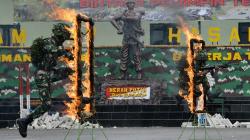 Aksi Prajurit TNI AD Melewati Api saat Penutupan Pendidikan Pertama Bintara