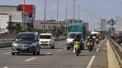 Hindari Banjir di Cempaka Putih, Pengendara Motor Masuk Tol Wiyoto Wiyono