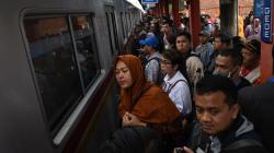 Dampak Banjir, Penumpang KRL Tujuan Jakarta Menumpuk di Stasiun Bojong Gede