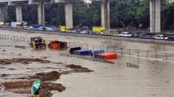 Truk-Truk Terendam Air saat Banjir di Tol Jakarta-Cikampek