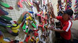 Kerajinan Bumerang Bermotif Wayang Ini Diekspor hingga Prancis