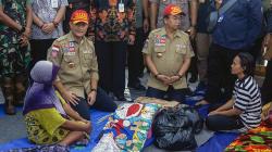 Mensos Serahkan Bantuan Senilai Rp1,9 M untuk Korban Banjir Pekalongan