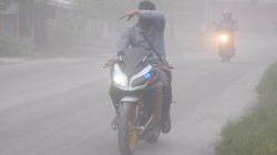 Pakar Paru UNS Ingatkan Masker Penting Bagi Warga Terdampak Abu Erupsi Merapi