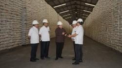 Cek Gudang Bulog, Erick Thohir Pastikan Stok Beras Aman