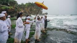Ribuan Umat Hindu Ikuti Upacara Melasti di Pantai Ngobaran Gunung Kidul