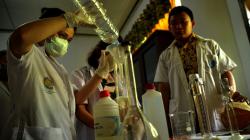 Mahasiswa Unima Ciptakan Cairan Pembersih Tangan dari Minuman Cap Tikus