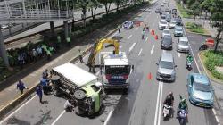 Hilang Kendali, Mobil Boks Terguling di Jalan Sudirman
