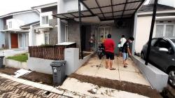 Warga Pamulang Semprot Perumahan dengan Disinfektan Secara Mandiri