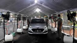 Penampakan Bilik Penyemprotan Disinfektan untuk Kendaraan Bermotor di Surabaya
