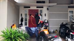 Cegah Penyebaran COVID-19, Permukiman Warga Cinangka Disemprot Cairan Disinfektan