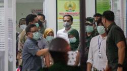 Presiden Jokowi Bawa Jenazah Ibunda ke Rumah Duka