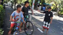 Diimbau Hindari Kerumunan, Warga Denpasar Malah Olahraga di Lapangan Renon<
