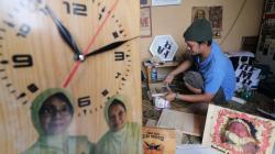 Perajin Ini Ubah Kayu Bekas Jadi Jam Dinding, Dijual Online hingga Rp175.000