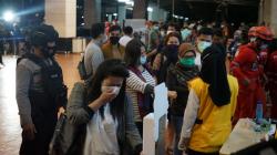 Tangis Keluarga Penumpang Pesawat Sriwijaya Air Jatuh Pecah di Bandara Soekarno Hatta<