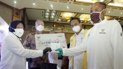 Tri Rismaharini Serahkan Kartu ATENSI Kementerian Sosial