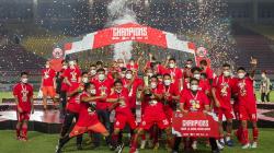 Euforia Pemain Persija Angkat Trofi Piala Menpora