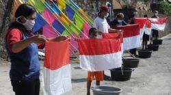 Sambut HUT Ke-76 RI, Warga Ampel Boyolali Mencuci Bendera Merah Putih Bersama-sama