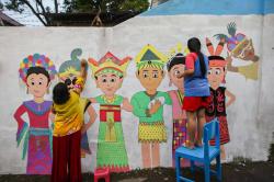 Keluarga Winy Sambut HUT RI dengan Membuat Mural Keberagaman Budaya