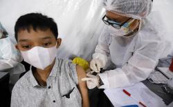 Warga Ikuti Vaksinasi Covid-19 Dosis Kedua di Sentra Vaksinasi MNC Studios