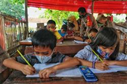 Dirikan Tempat Belajar di Kuburan, Begini Kepedulian Aiptu Paleweri Terhadap Anak Miskin 