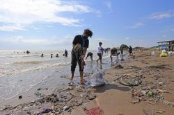 Peringati World Cleanup Day 2021, Warga Indramayu Bersihkan Sampah di Pantai Dadap