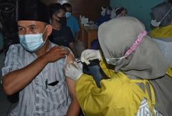 Ratusan Santri dan Pengurus Masjid Ikuti Vaksinasi COVID-19 di Serang