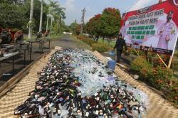 Jelang Lebaran, Polres Cilacap Musnahkan Ribuan Miras, Petasan dan Knalpot Brong