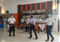 Grup Tek-tek Kepo 5 Alunkan Lagu-Lagu Nasional di Stasiun