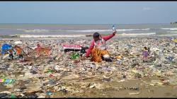 Hari Lingkungan se-Dunia, Seniman Indramayu Gelar Teatrikal di Tumpukan Sampah