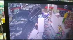 Ngantuk, Mobil Fortuner Masuk Minimarket