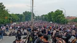 Simpatisan Rizieq Bentrok dengan Polisi, Kendaraan Petugas Dimasukkan  ke Sungai