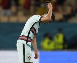 Portugal Kalah, Ronaldo Frustasi, Banting Ban Kapten