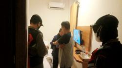 Belasan Pasangan Muda Mudi Sedang Asik Berduaan Di Kamar, Di Ciduk Petugas