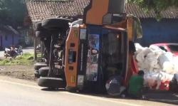 Truk Bermuatan Kain Mori Terbalik di Pantura Batang, Sopir Patah Tulang