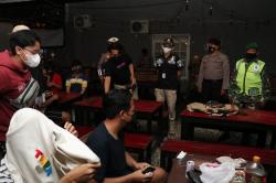 Masih Ada yang Ngeyel, Tim Gabungan Bubarkan Pengunjung di Kafe yang Nekat Buka