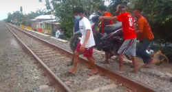 Agar Lolos Penyekatan, Warga Rela Gotong Motor Sebrangi Rel Kereta Api