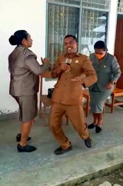 Viral Video Oknum Anggota DPRD Malaka Asyik Joget-Joget dan Diduga Pesta Miras