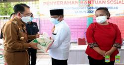 Bupati Bekasi Serahkan Bansos 3 Ton Beras kepada Yayasan ODGJ Al Fajar Berseri