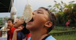 Sejarah Lomba Makan Kerupuk yang Berawal dari Kisah Sedih