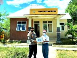 Kapolda NTT Berikan Bingkisan Spesial untuk Joni, Bocah Viral Pemanjat Tiang Bendera